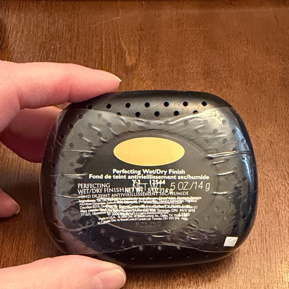 Beauticontrol Perfecting Wet/Dry Finish Compact Y-3